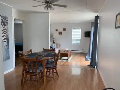Magnifique appartement 4 1/2 absolument tout meublé et tout inclus, d’une superficie de 75,5 m² (807...