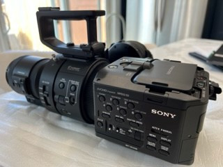 Selling Like-NewSony NEX FS700R Camera with Sony SELP18200 Lens in Cameras & Camcorders in Mississauga / Peel Region - Image 2