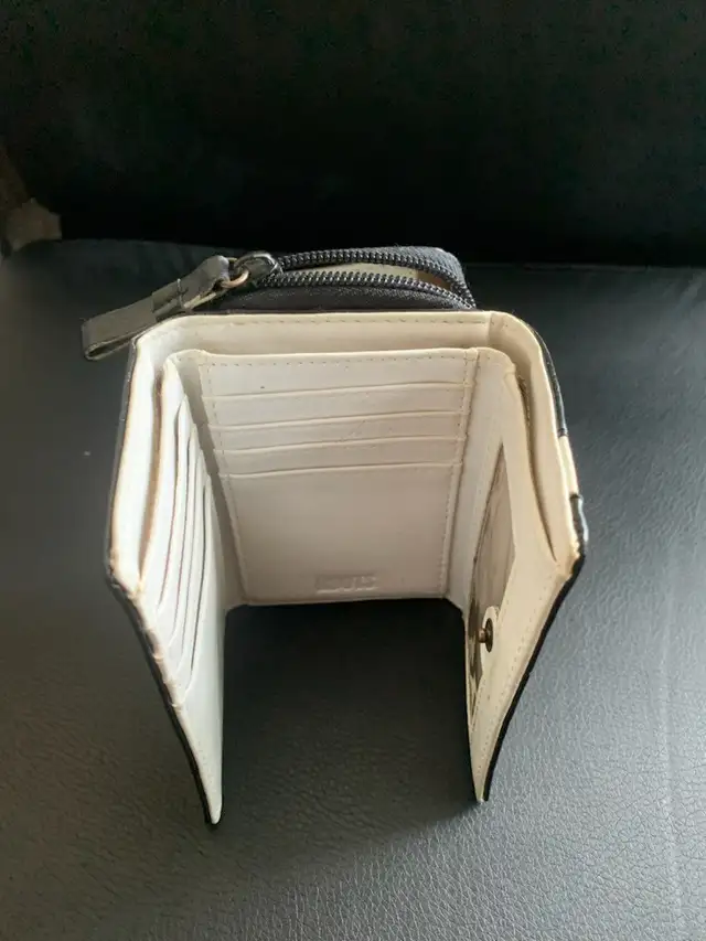 Authentic Roots, Genuine Leather Wallet & coin compartment in Women's - Bags & Wallets in City of Toronto - Image 3