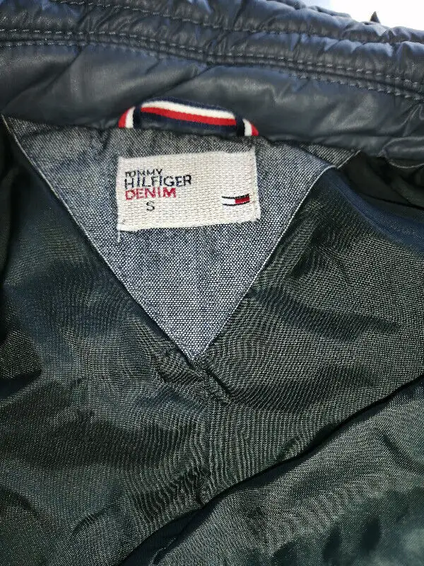Tommy Hilfiger Women size small quilted puffer winter jacket EUC in Women's - Tops & Outerwear in Edmonton - Image 4