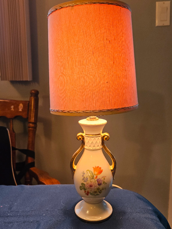 Beautiful porcelain flower 16" tall lamp - vintage in Home Décor & Accents in Mississauga / Peel Region