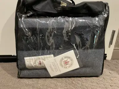 Original Hudson’s Bay 4-Point Blanket in Double size, featuring a elegant charcoal stripe pattern. M...