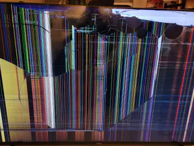 FOR PIECES, THE SCREEN IS BROKEN. HISENSE TV 55, MODEL 2025