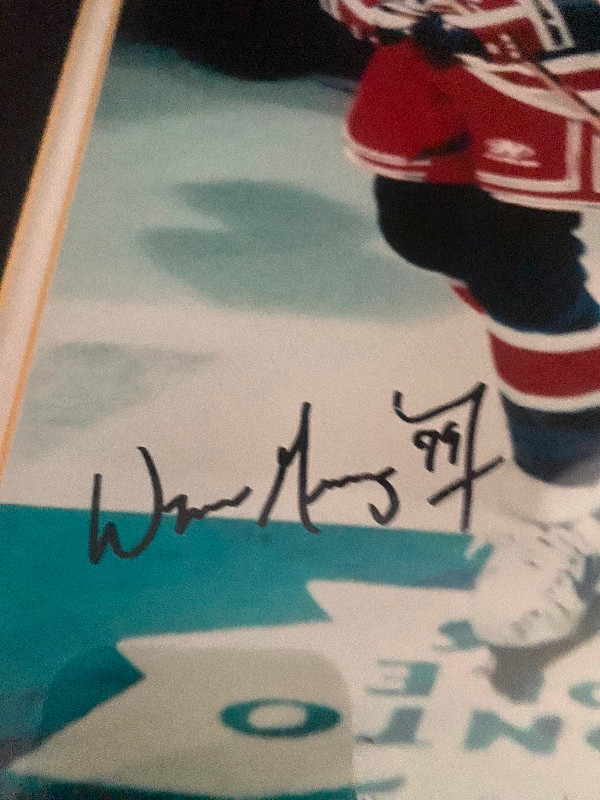 Wayne Gretzky Autographed Print dans Art et objets de collection  à Moncton - Image 3
