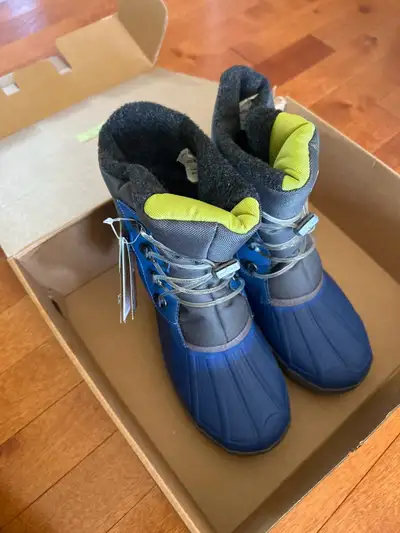 Band new boat house winter boots size 3/4 Smoke free house