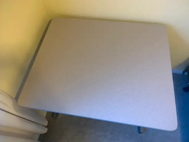 Desk in Desks in Ottawa - Image 4