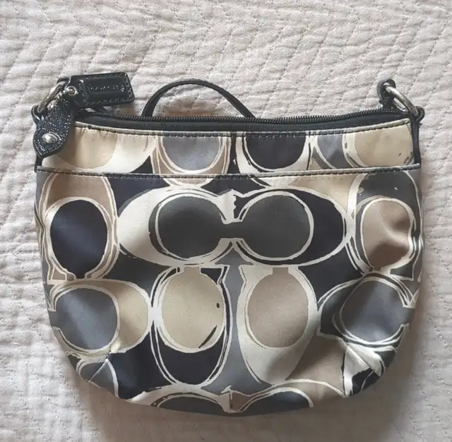 Coach Vintage Monogram Crossbody Bag in Women's - Bags & Wallets in Mississauga / Peel Region - Image 3