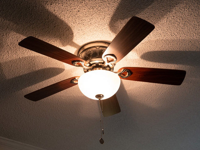 5-blade Ceiling Fan dark wood in Indoor Lighting & Fans in Nanaimo - Image 2