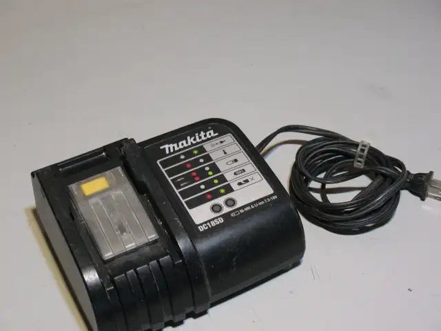 Makita, DeWalt, and Ridgid 18 Volt Battery Chargers, LIKE NEW in Power Tools in City of Toronto - Image 6