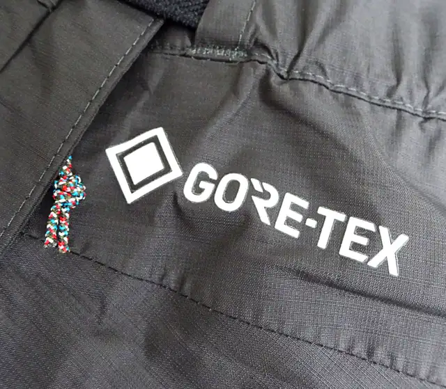 Ladies’ Small MOUNTAIN HARDWEAR Gore-Tex snow pants - NEW w/tags in Women's - Bottoms in Markham / York Region - Image 6