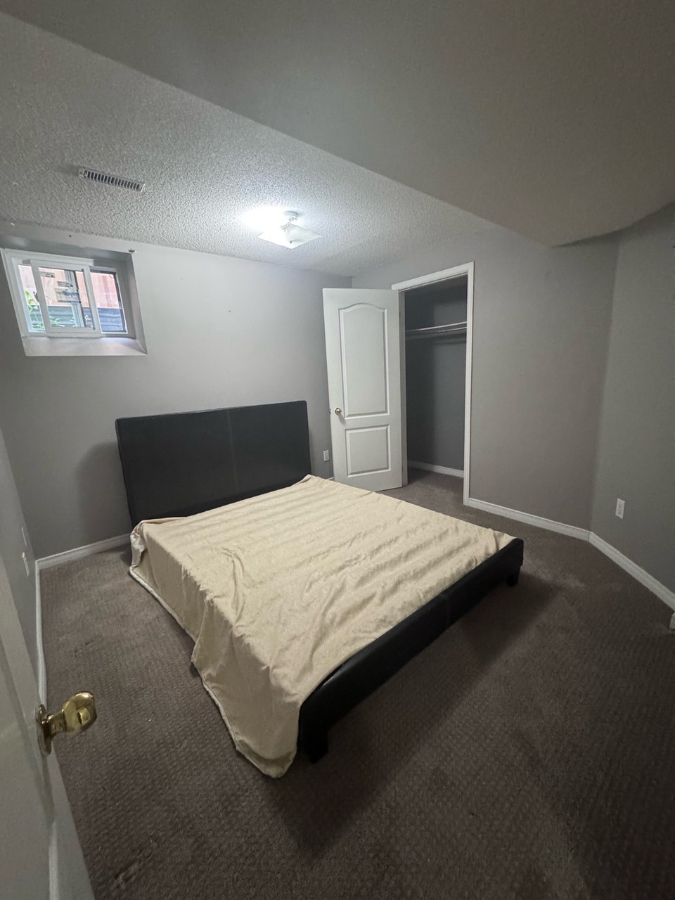 2 Bedroom Basement Apartment for Rent – Mississauga 4