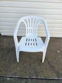 6 White Plastic Chairs 