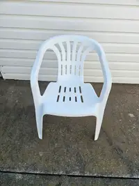 6 White Plastic Chairs 