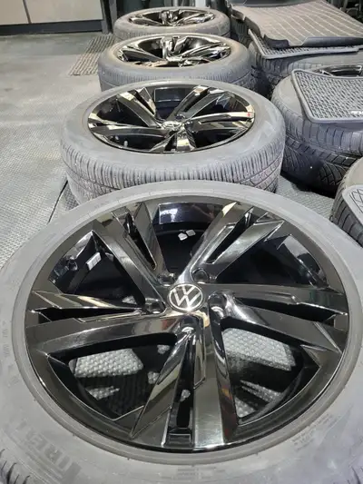 Brand-new condition; only had these on my Tiguan for 20K. Free winter mats and windscreen wipers wit...