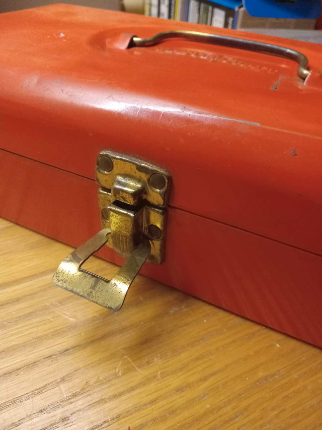 VINTAGE MASTERCRAFT METAL TOOLBOX  RED  in Tool Storage & Benches in North Bay - Image 3