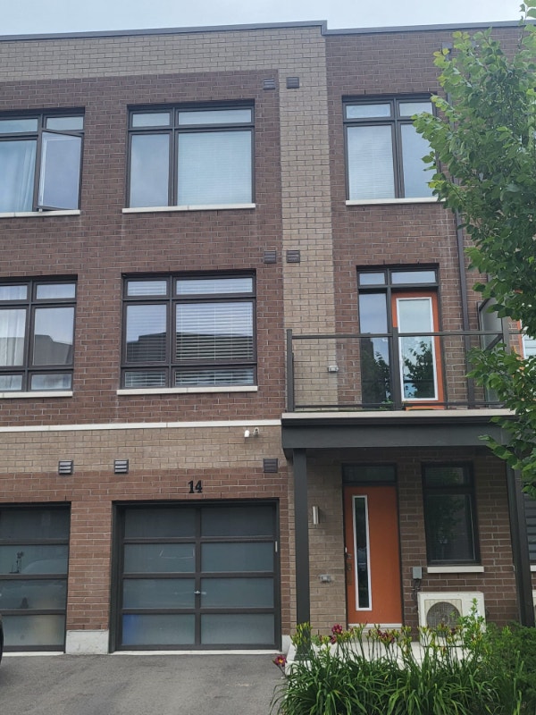 3 storey 2 Bed + 2 Full Bath Townhouse for Rent in Vaughan Long Term