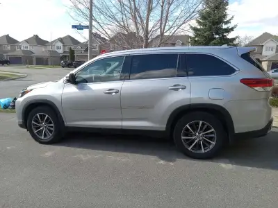 Toyota Highlander 2019, XLE , Very good condition, Woman Owner ,Grey color, two Keys, Remote Starter...
