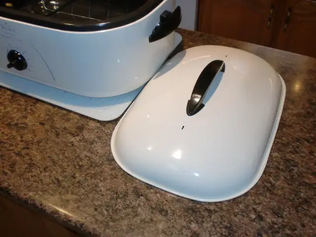 Rival 18-Quart Roaster Oven, White in Microwaves & Cookers in London - Image 5