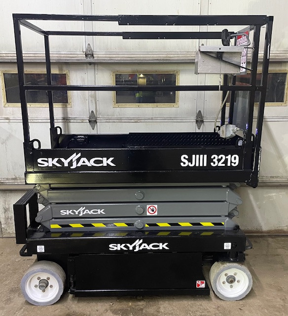 2013 Skyjack SJIII 3219 in Heavy Equipment in Medicine Hat