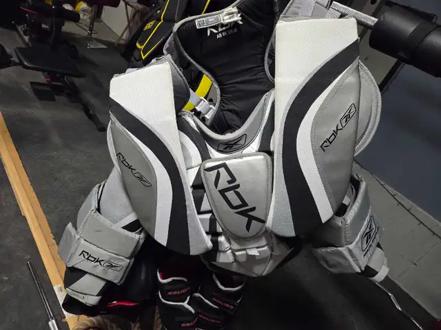 Vaughn Ve8 30+2 INT Goalie set in Hockey in Ottawa - Image 3
