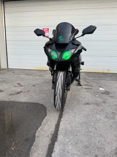Moto très bien entretenu et peu de millages Propriétaire depuis 2019 Plusieurs ajouts esthétiques mé...