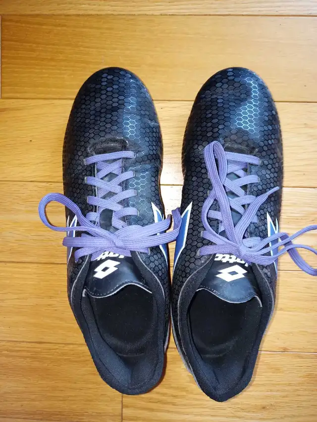 Soccer cleats size 8 women's in Soccer in Ottawa - Image 2