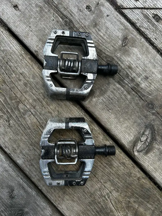 Crankbrothers Mallet E pedals (used) with new cleats/axles in Frames & Parts in Gatineau - Image 5