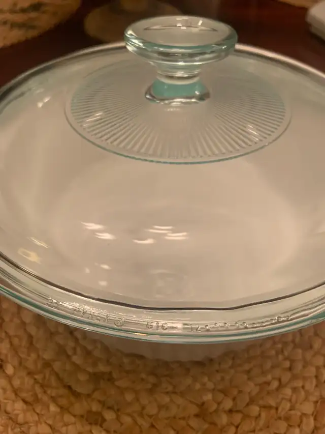 RARE FIND  1990’S ‘ CORNINGWARE FRENCH WHITE STONEWARE  in Kitchen & Dining Wares in Mississauga / Peel Region - Image 4