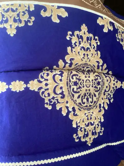 Queen Size Blue and Tan Reversible Comforter with matching 2 pillow shams. Pattern the same on both...
