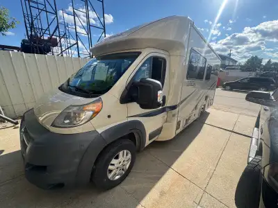 2016 Class B Rare !! 41,000 Kms Gas Engine Dodge Promaster 17-18 MPG Park Drive Way Perfect Couples...