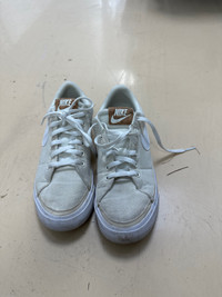 Kids Shoes - Nike size 4.5