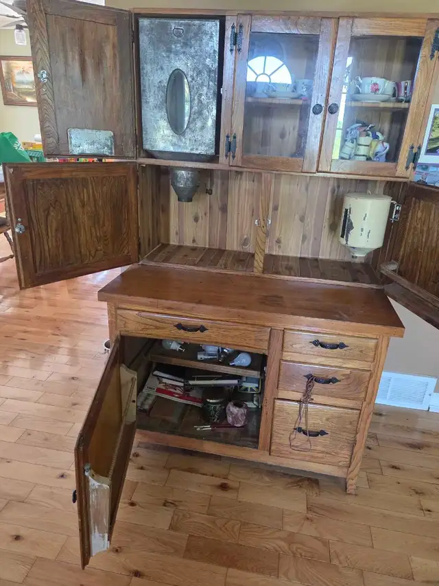 Antique Hutch in Hutches & Display Cabinets in Ottawa - Image 2