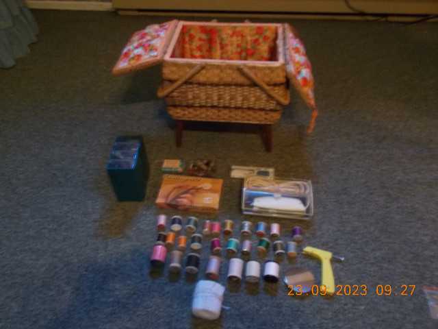 Deluxe sewing basket and contents $20 in Hobbies & Crafts in Gatineau