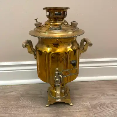 *** THIS IS AN ANTIQUE AND DISPLAY ITEM. IT MAY FUNCTION BUT I CANNOT GUARANTEE IT... . On offer is...