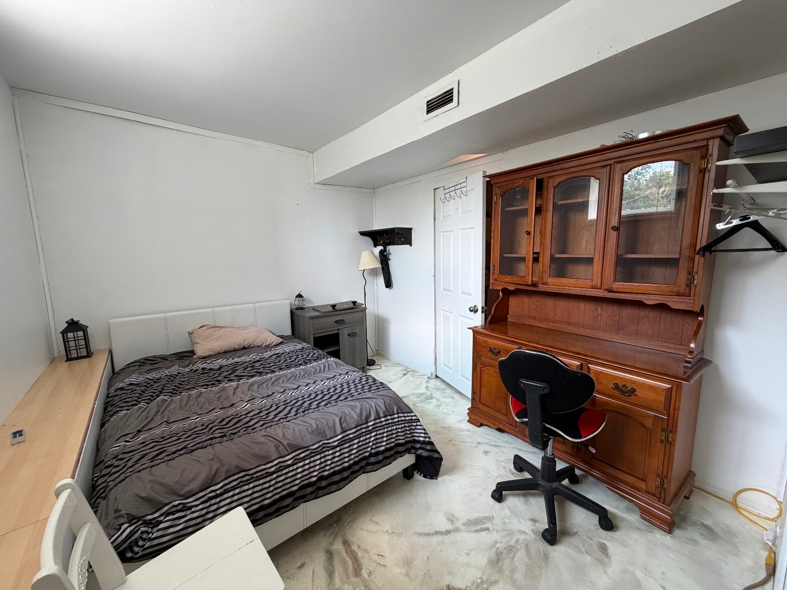 Laval Chambre à louer/ room for rent — photo 2