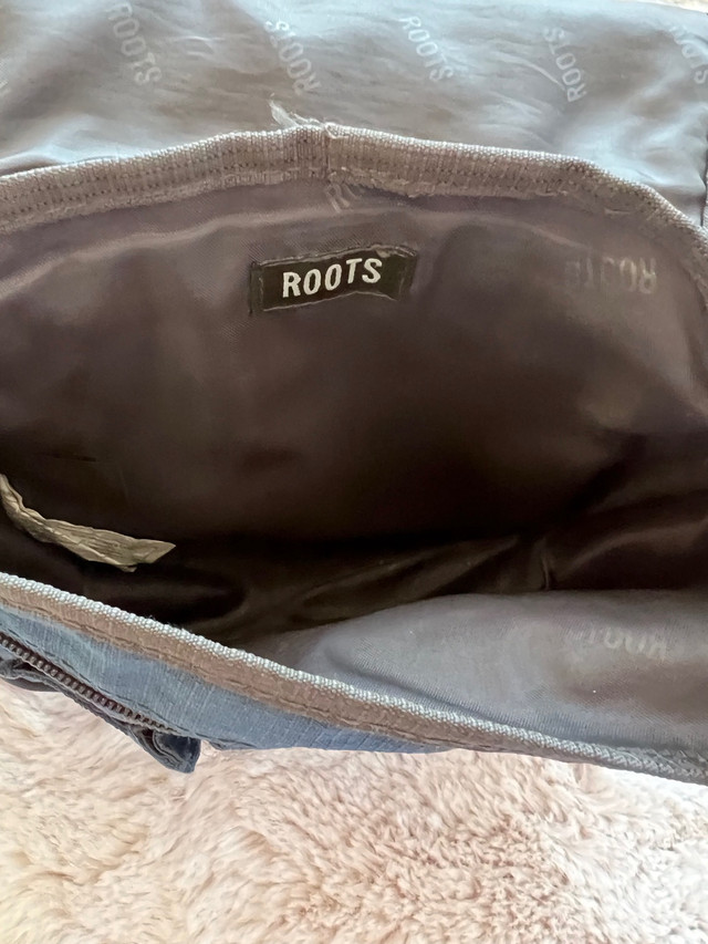 Roots nylon crossbody bag in Women's - Bags & Wallets in Edmonton - Image 4