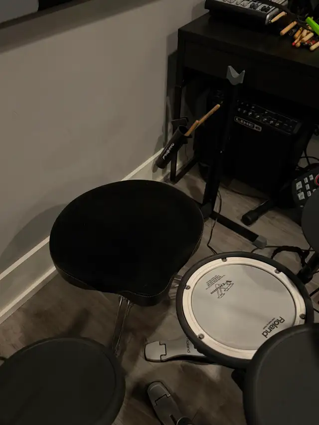 Roland V-Drums TD-1KV Electronic Drum Kit + Traynor K1 Amp Packa in Drums & Percussion in Oshawa / Durham Region - Image 5