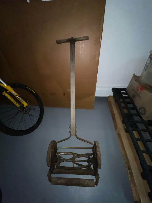 VINTAGE PUSH REEL LAWN MOWER in Lawnmowers & Leaf Blowers in Belleville - Image 2