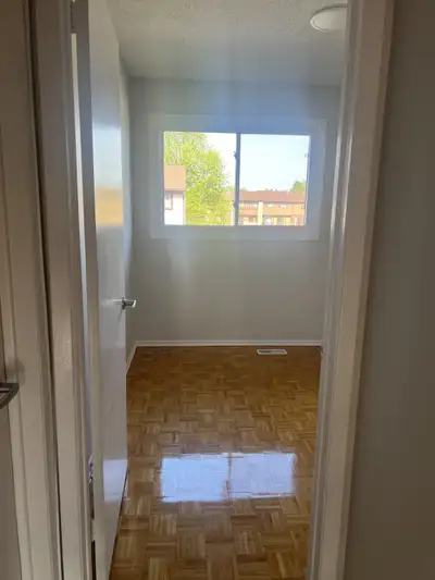 A bright room available in a spacious 4-bedroom townhouse. The room comes with a mattress and desk,...