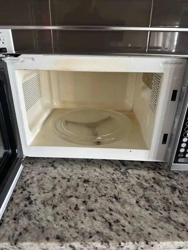 Microwave for sale in Microwaves & Cookers in Oakville / Halton Region - Image 3