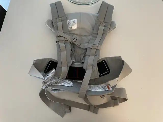 Ergobaby Omni 360 Baby Carrier- Grey in Strollers, Carriers & Car Seats in London - Image 4