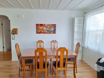 Chambre privée dans une grande maison rénovée avec climatisation centrale et 2 salles de bain. À 10...