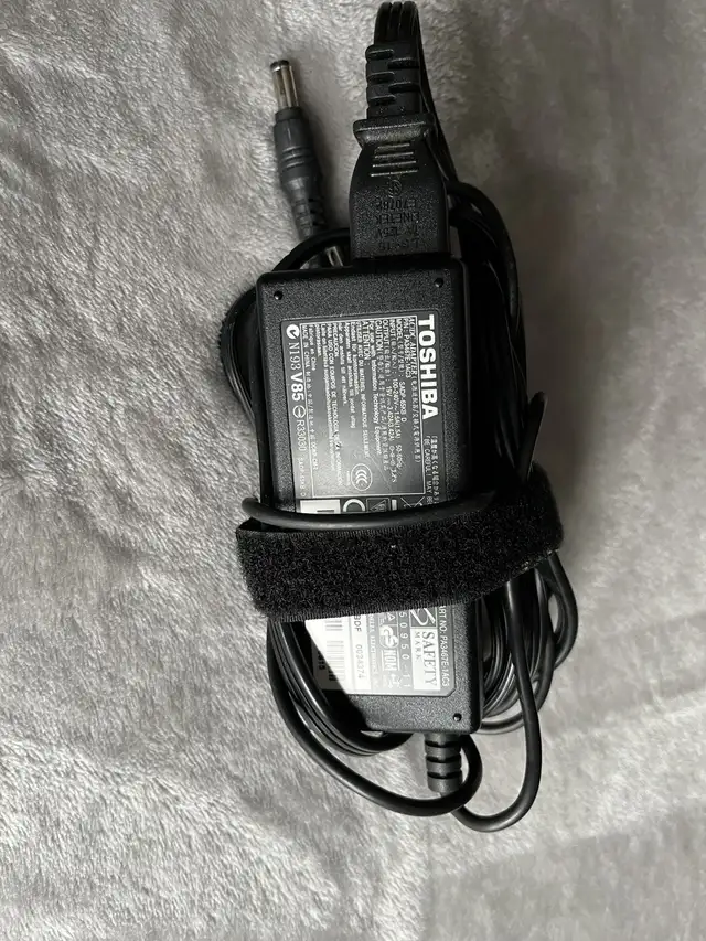 Laptop chargers in Laptop Accessories in City of Montréal - Image 7