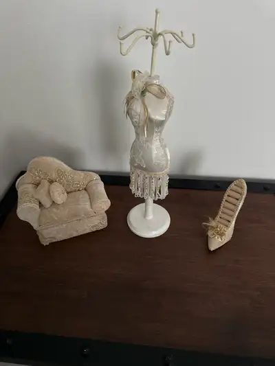 Supports à bijoux, View more