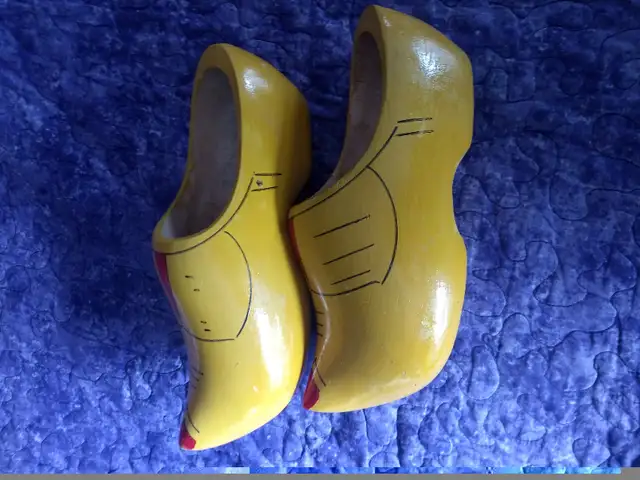 Dutch Clogs Wood (Vintage) in Arts & Collectibles in Mississauga / Peel Region - Image 4