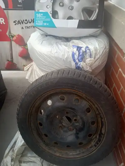 4 pneus d'hiver 205 55 R16 presque neuve je utilisé juste une hiver. Nome certifié wintertrek.