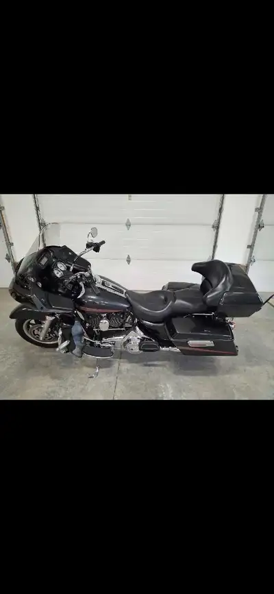 2008 Road Glide, runs and rides excellent, no issues, tires good, 38000 kms. 96 cubic inch, 6 speed...