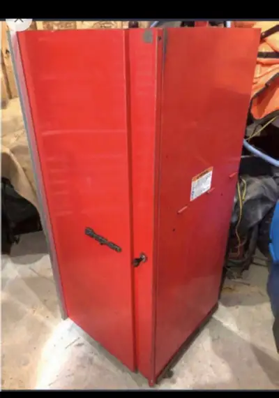 Selling a Snap On KRL712 Side Locker toolbox. Comes with 4 slide out drawers and 2 shelves (one was...