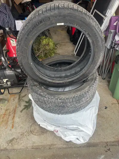 Set of 4 - 225 50 R17 Michellin x-ice winter tires. DOT 1718.