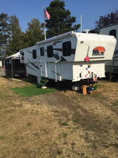 Travel Trailer / TrailManor 2013 Model 2922 KS. 29 feet when set-up to camp closes down to 22 feet w...